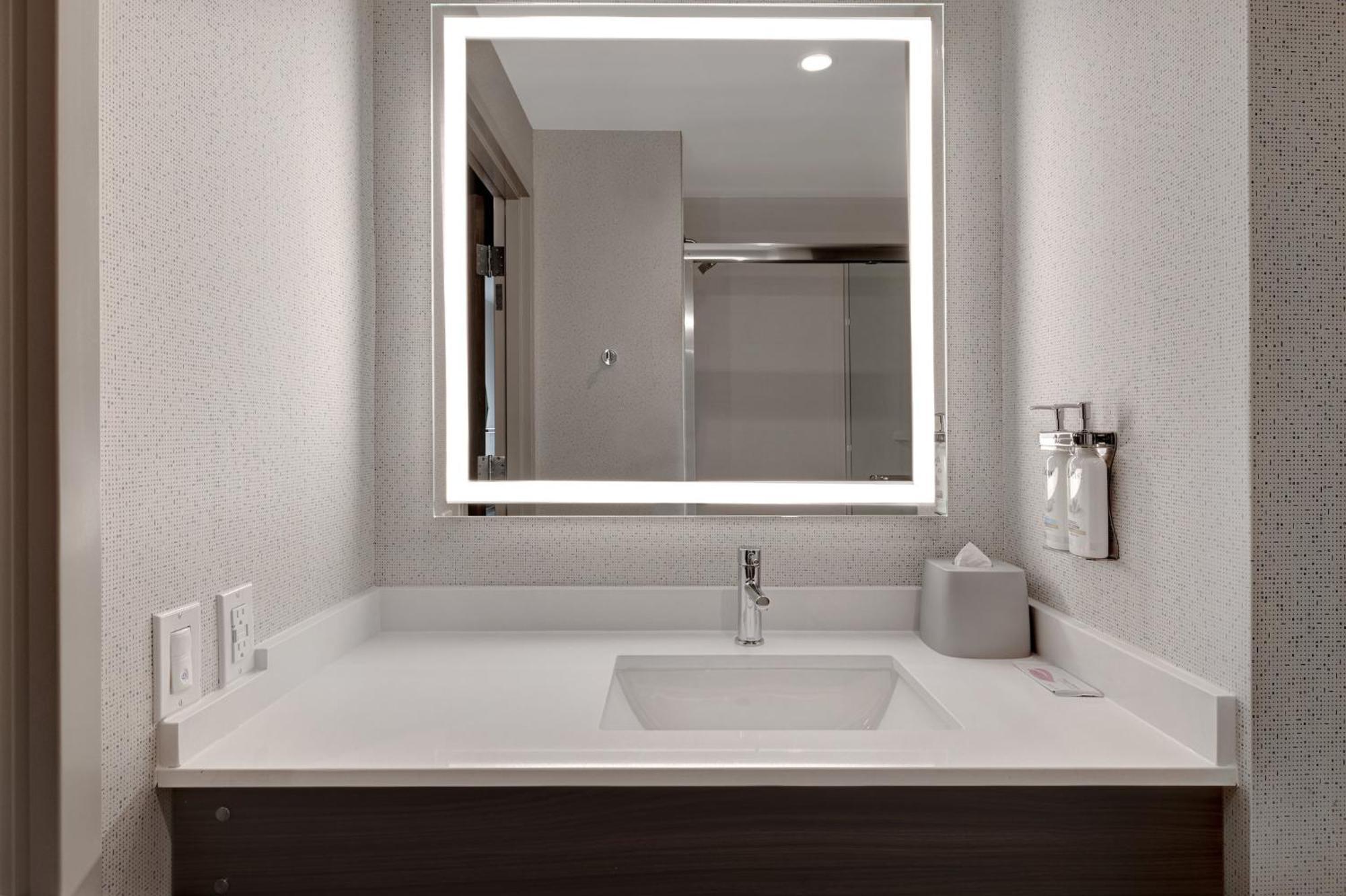 Express & - Downtown Hotel